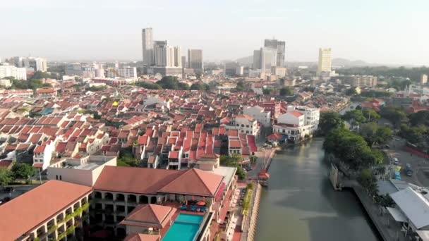 Vista aérea de Malaca desde el dron, Malasia. Casas coloridas Melaka en un hermoso día — Vídeos de Stock