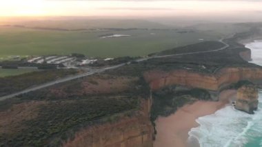 Gün batımında The Twelve Apostles 'ın ihtişamı, Port Campbell Ulusal Parkı, Avustralya. İHA 'dan hava görüntüsü