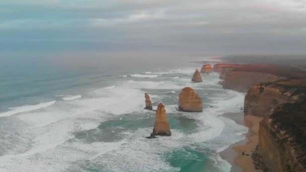 Береговая линия двенадцати апостолов вдоль Великого океана, Виктория - Австралия. Вид с беспилотника — стоковое видео