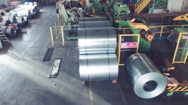 Yuvarlak çelik bobin, fabrika deposunda metal levha deposu.