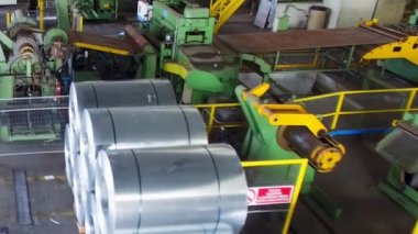 Yuvarlak çelik bobin, fabrika deposunda metal levha deposu.