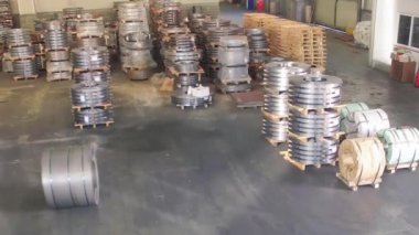 Yuvarlak çelik bobin, fabrika deposunda metal levha deposu, insansız hava aracı bakış açısı.