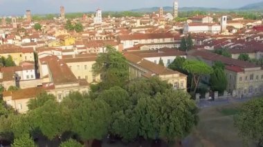 Lucca havadan, Toskana 'dan. İnsansız hava aracından güzel Toskana Kasabası 'nın hava manzarası