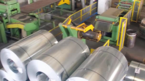 Rollen van metaalplaat. Stalen rollen op fabrieksmagazijn, vanuit de lucht bekeken — Stockvideo