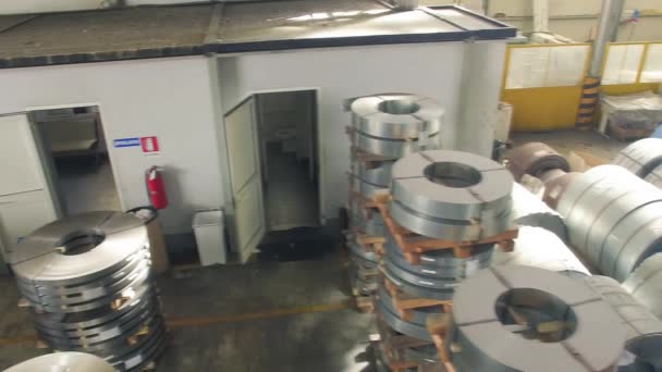 Kaltgewalztes Stahlband am Lagerplatz. Industrieanlagenlager mit Maschinen — Stockvideo
