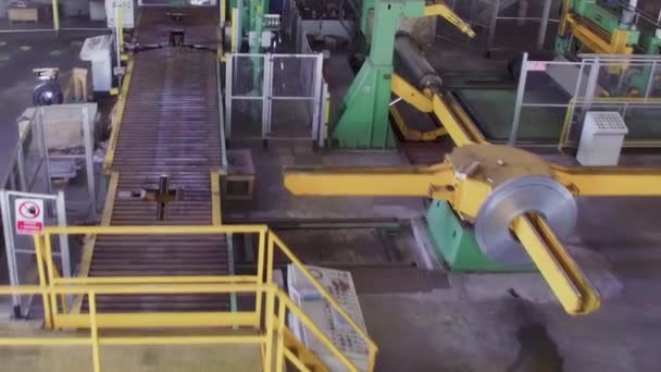 Rolos de chapa metálica. Rolos de aço no armazém da fábrica, vista aérea — Vídeo de Stock