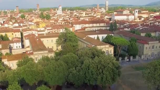 Lucca desde el aire, Toscana. Vista aérea de la hermosa ciudad toscana desde el dron — Vídeo de stock