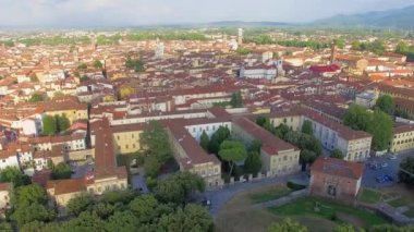 Güneşli bir günde, Lucca şehrinin insansız hava aracından havadan görünüşü, Toskana