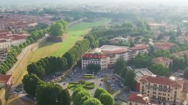 Güneşli bir günde, Lucca şehrinin insansız hava aracından havadan görünüşü, Toskana