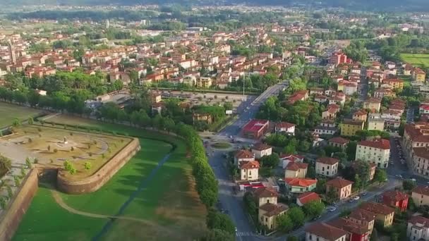 Vista aérea panorâmica da bela cidade de Lucca a partir de um drone em um dia ensolarado, Toscana — Vídeo de Stock