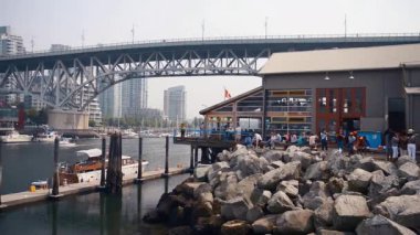 VANCOUVER, Kanada - 10 Ağustos 2017: Granville Adası limanı ve binaları