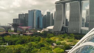 SINGAPORE - 3 HAZİRAN 2020: Modern Marina Körfezi bölgesinin havadan görünüşü ve arka planda şehir merkezi silüeti olan parklar
