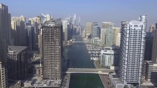 DUBAI, Emiratos Árabes Unidos - 10 de diciembre de 2016: Vista aérea de los rascacielos de Dubai Marina a lo largo del río — Vídeo de stock