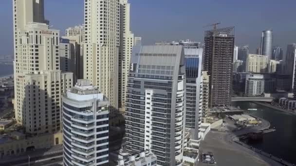 DUBAI, Émirats arabes unis - 10 DÉCEMBRE 2016 : Vue aérienne des gratte-ciel de Dubai Marina le long de la rivière — Video