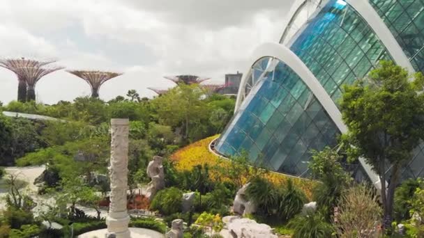 SINGAPORE - 3. června 2020: Letecký pohled na moderní oblast Marina Bay a parky s panoramatem Downtown na pozadí — Stock video