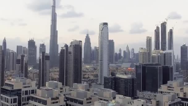 DUBAI, UAE - DECEMBER 7, 2016: Luftsikt til Dubai sentrum fra drone ved solnedgang – stockvideo