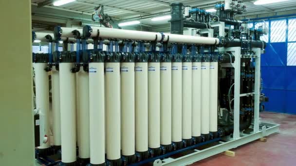 Vista al rallentatore di un sistema di osmosi inversa per l'impianto di potabilizzazione dell'acqua. Sistema di depurazione delle acque, ambiente industriale da drone — Video Stock