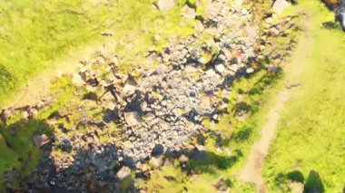 Kirkjufell Şelaleleri hava manzarası, yaz mevsiminde İzlanda