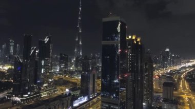 İHA 'dan görüldüğü gibi gece Dubai şehir merkezinde. Şehrin gökdelenlerinin ışıkları ve Şeyh Zayed Yolu
