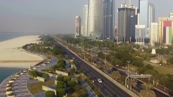 Abu Dhabi letecký pohled při západu slunce, Spojené arabské emiráty. Downtown Abu Dhabi and Corniche Road from drone — Stock video