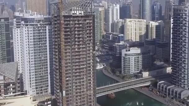 Вид с воздуха на небоскребы Dubai Marina вдоль реки, Объединенные Арабские Эмираты — стоковое видео