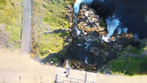 Kirkjufell Watervallen uitzicht vanuit de lucht, IJsland in het zomerseizoen — Stockvideo
