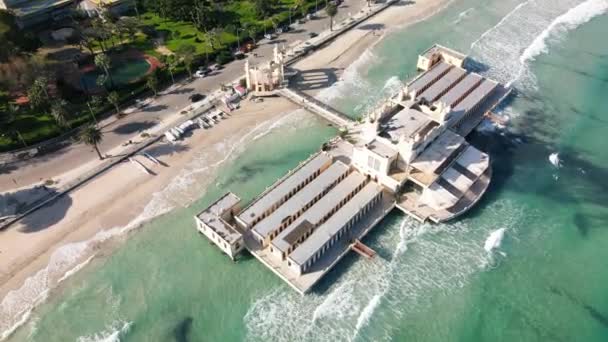 Вид с воздуха на побережье Монделло и пляжный курорт в Палермо, Италия — стоковое видео