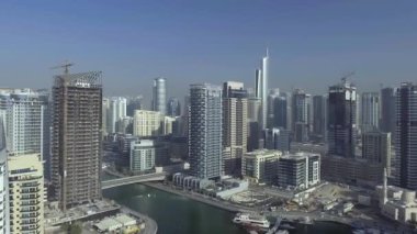 DUBAI, BAE - 10 Aralık 2016: Nehir boyundaki Dubai Marina gökdelenlerinin havadan görünüşü