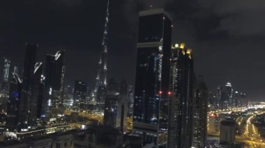 İHA 'dan görüldüğü gibi gece Dubai şehir merkezinde. Şehrin gökdelenlerinin ışıkları ve Şeyh Zayed Yolu