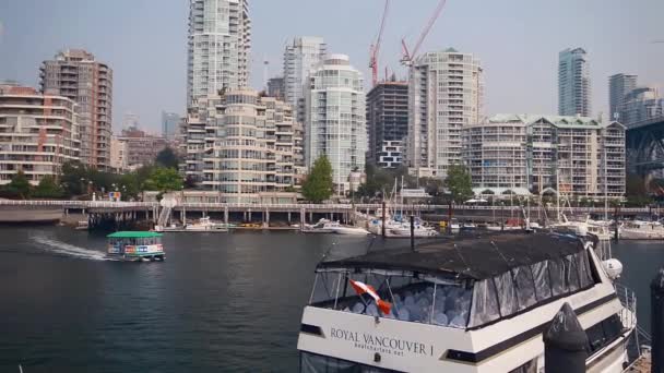 VANCOUVER, CANADÁ - 10 DE AGOSTO DE 2017: Puerto y edificios de Granville Island — Vídeos de Stock