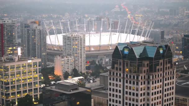 VANCOUVER, CANADA - LE 10 AOÛT 2017 : Vue aérienne de l'horizon et du stade du centre-ville de Vancouver depuis un toit de la ville — Video