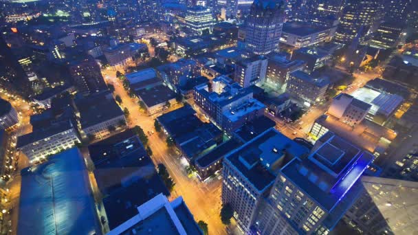 Повітряний вид на небо Ванкувера і рух з міського даху вночі. — стокове відео
