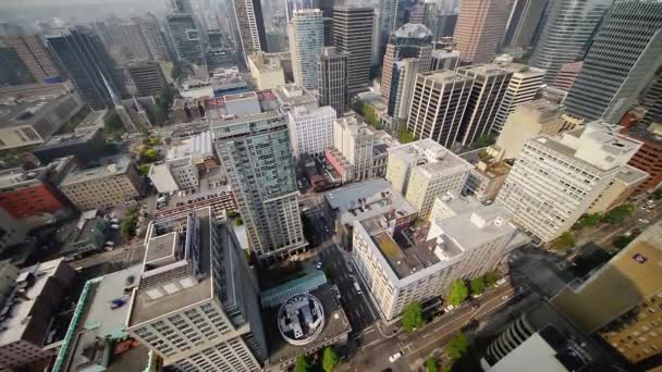 Luchtfoto van het centrum van Vancouver skyline en het verkeer vanaf een dak van de stad — Stockvideo