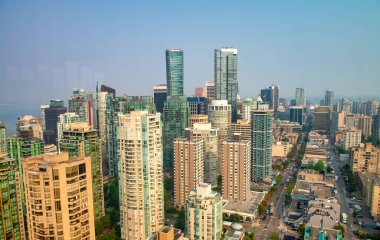 Vancouver şehir merkezinin havadan görünüşü bir yaz günü gökyüzüne yükseliyor