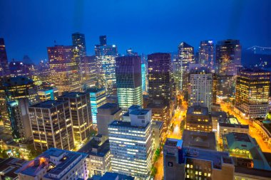Vancouver, Kanada - 10 Ağustos 2017: Vancouver şehir merkezinin gece gökyüzü manzarası
