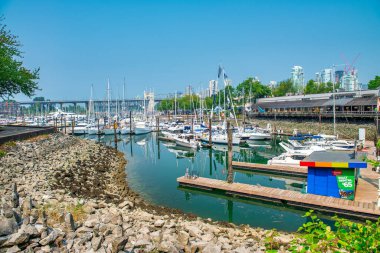 Vancouver, Kanada - 10 Ağustos 2017: Tekneler Granville Adası yakınlarındaki Balıkçı İskelesi iskelesine yanaştı