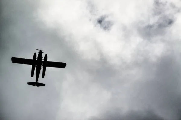 Skyward Kilátás Egy Kis Repülőgép Égen Sziluett Felhők Ellen — Stock Fotó