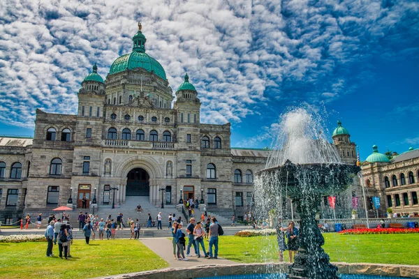 Остров Ванкувер Канада Августа 2017 Года Туристы Перед Зданиями Парламента — стоковое фото