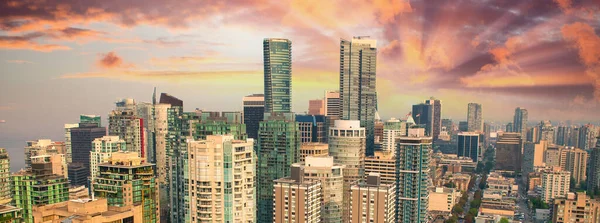 加拿大不列颠哥伦比亚省日落时温哥华市中心天际线的空中景观 — 图库照片