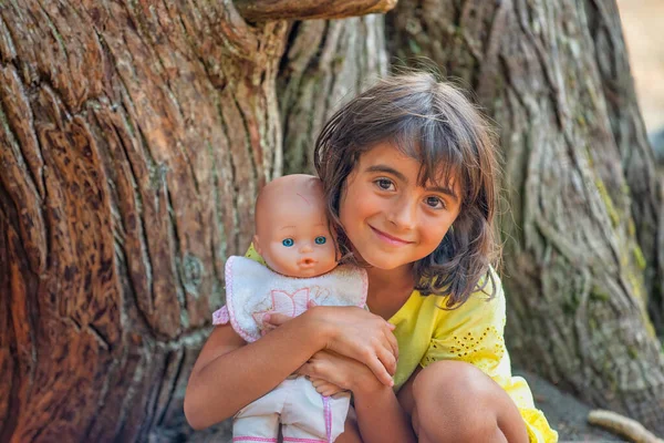 Счастливая Молодая Девушка Посреди Дерева Секвойи Лесу Держа Свою Куклу — стоковое фото