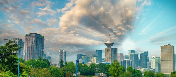 加拿大不列颠哥伦比亚省日落时温哥华市中心天际线的空中景观 — 图库照片