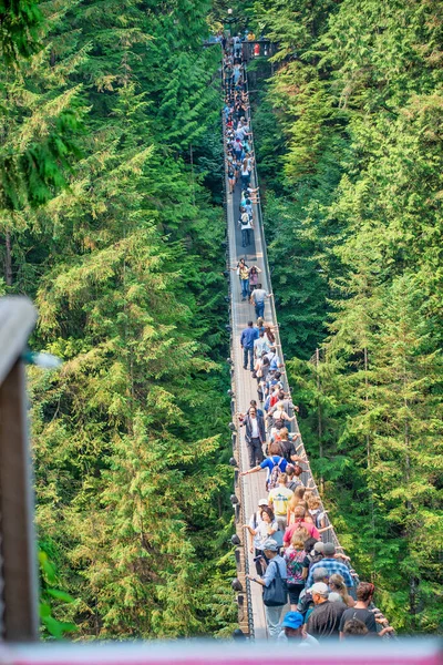 Vancouver Canada August 2017 People Capilano Bridge Suspension Bridge Crossing — Stock Photo, Image