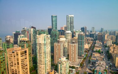 Vancouver şehir merkezinin havadan görünüşü bir yaz günü gökyüzüne yükseliyor