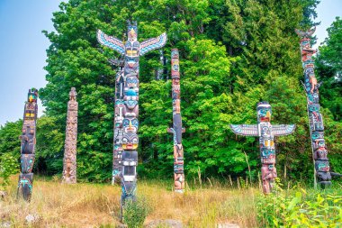 Stanley Park 'taki totemler. Vancouver, Kanada