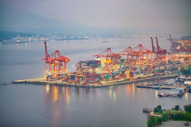 Vancouver, Kanada - 10 Ağustos 2017: Vancouver Limanı 'nın gece görüş alanı şehir kulesinden