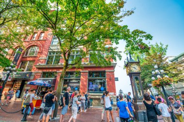 Vancouver, Kanada - 10 Ağustos 2017: Güzel güneşli bir günde turistlerle Gastown sokakları