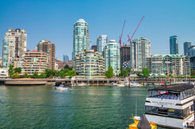 Vancouver, Kanada - 10 Ağustos 2017: Tekneler Granville Adası yakınlarındaki Balıkçı İskelesi iskelesine yanaştı