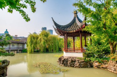 Vancouver, Kanada - 10 Ağustos 2017: Andy Livingstone Parkı 'nda göl, ünlü bir şehir inzivası