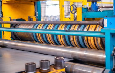 Galvanizli çelik kaplama ile kesme makinesi. Demir fabrikası ve metal boru ve tüp üretimi için metal fabrikası