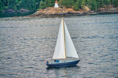 British Columbia Sound 'da küçük bir yelkenli.